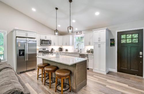 Franklin House | Creekside Cabin in Franklin ~ 8 Mi to Downtown!