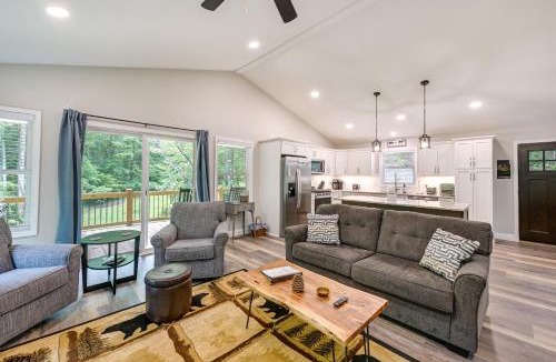 Franklin House | Creekside Cabin in Franklin ~ 8 Mi to Downtown!