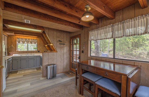 Innsbrook Ski Chalet | Creekside Cabin - kayak, SUP, WiFi