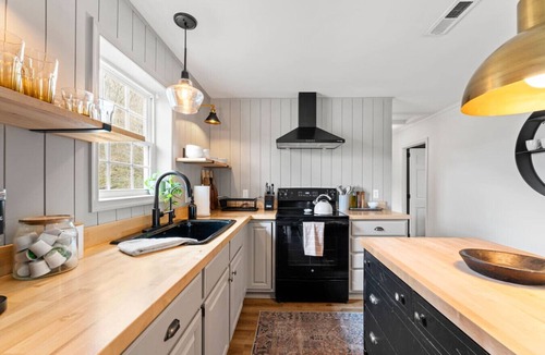 Haywood House | Creekside Cottage - Near hiking + fishing