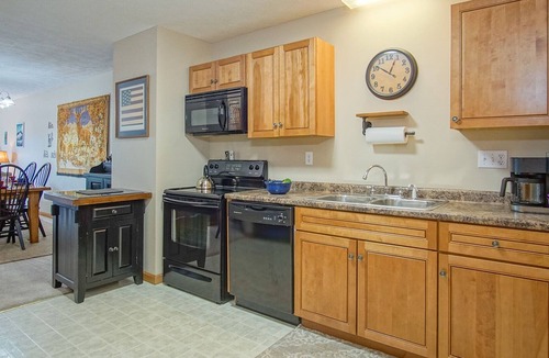 Snowshoe House | Creekside G28: 2 Story Townhome, 3 bedroom, 3 full Bath, Hot tub on private deck.