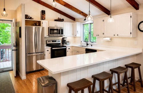 Maggie Valley House | Creekside Luxury Cabin with 2 King Suites & Country Club Access