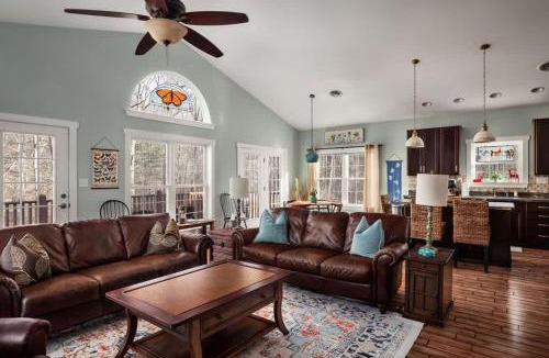 Berkeley Springs House | Creekside Mariposa Cottage - Hot Tub & Fire Pit
