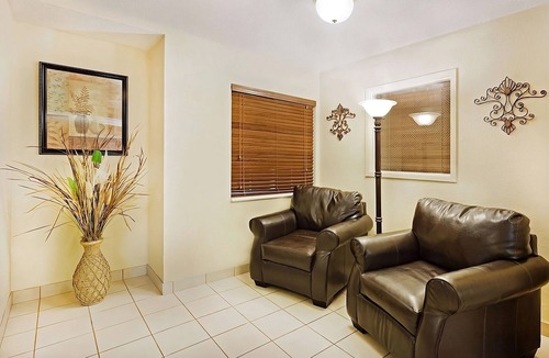 Ashley Oaks Hotel | Crescent Bend House & Gardens Tour! Pets Allowed! FREE Parking & Laundry!