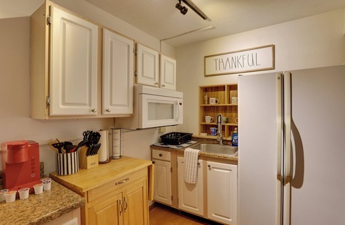 Crestwood Apartment | Crestwood Apartment w/Pool Table!