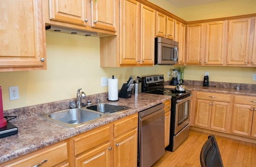 Kreole Apartment | Crew Stay 3BR · Near Chevron & Ingalls · Kitchen