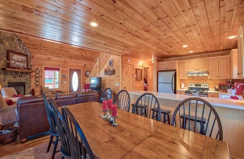 Maggie Valley Cabin | Crockett's Meadow! Hot Tub, Fast Wifi, Cable TV, Fire Pit, Gas Grill! See Elk!