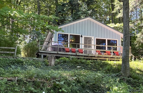 Frankfort Cottage | Crystal Lake Cozy, Quiet Cottage with large beachfront and lawn