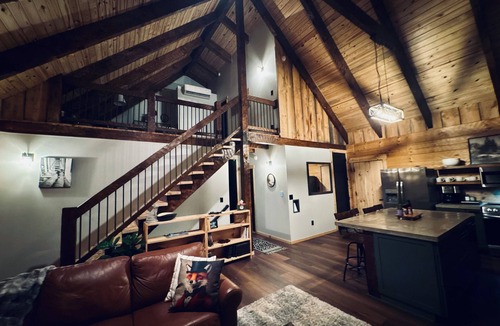 Front Royal Cabin | Custom Log Cabin Hot Tub Friendly Close to River,Wineries,Breweries