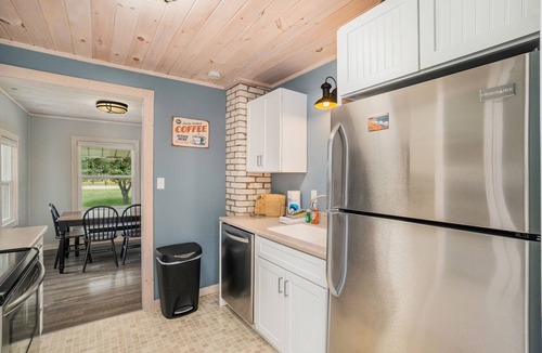 Arcadia House | Cute cottage - walk to beach and nature preserve - budget-friendly, washer/dryer