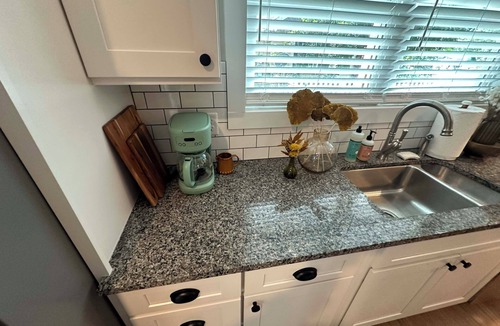 Greer House | Cute & Cozy 2 Bdrm Getaway Close to Downtown