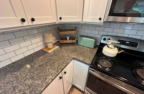 Greer House | Cute & Cozy 2 Bdrm Getaway Close to Downtown