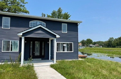 Commerce Township House | Cute lake front home on an all-sports lake