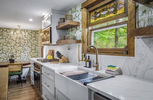 Mentone Cabin | Daffodil Hill Walk to Downtown & Brow Park