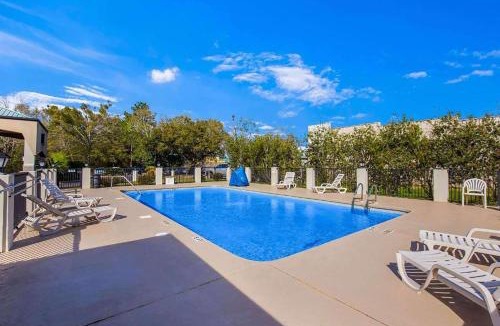 Foley Hotel | Days Inn by Wyndham Foley - North Gulf Shores