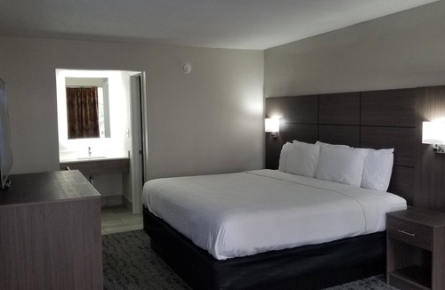 North Charleston Hotel | Days Inn & Suites by Wyndham Charleston Airport West