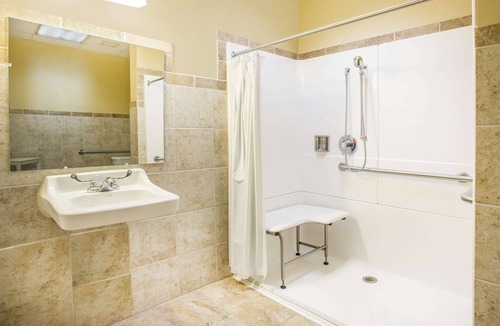 Sutton Hotel | Days Inn & Suites by Wyndham Sutton Flatwoods