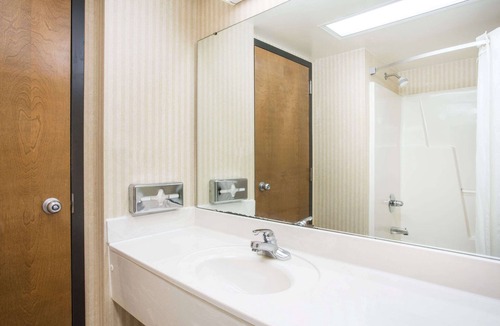 Sutton Hotel | Days Inn & Suites by Wyndham Sutton Flatwoods