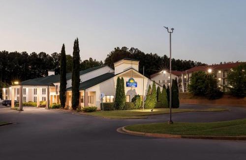 Peachtree Corners Hotel | Days Inn & Suites by Wyndham Peachtree Corners Norcross