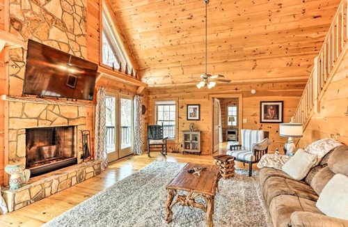 Warne House | Deck & Game Room: Blue Ridge Mountain Cabin!