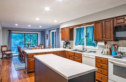 Huddleston House | Deep Water/Mountain View Waterfront/3 King Beds/Kayaks, SUP