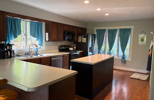 Huddleston House | Deep Water/Mountain View Waterfront/3 King Beds/Kayaks, SUP