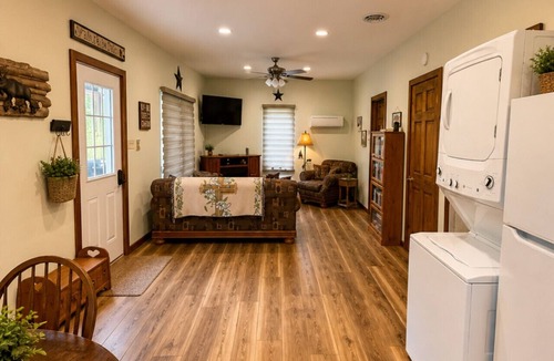 Barnett Cabin | Deep Woods Cabin-2BD/1BA/Grill/Firepit/Private Forest/Pet Friendly-4PP