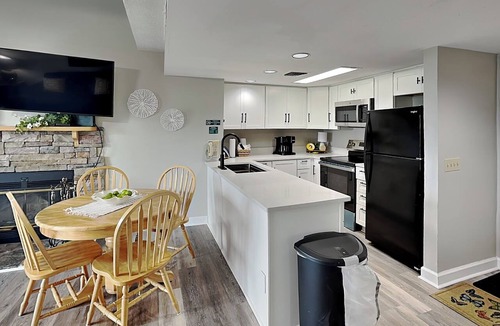 Gatlinburg Condo | Deer Ridge Mountain Resort D301 | Mtn Views & Indoor/Outdoor Pools!