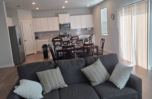 Grayson House | Delightful 5-bedroom building with AC in charming Grayson