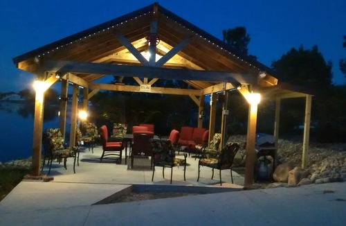 Frontier House | Deluxe 6000sqft LakeHouse,Indoor Pool,Sandy Beach,on 2acres,Pontoon,Kayaks,Docks