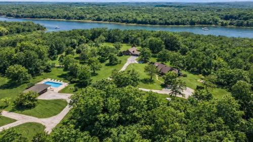 Eckerty House | Deluxe Cabin #8 with Jacuzzi on Patoka Lake in Southern Indiana