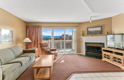 Pigeon Forge Resort | Deluxe Condo w/Resort Indoor & Outdoor Pools, 3 Hot Tubs, WiFi & More!