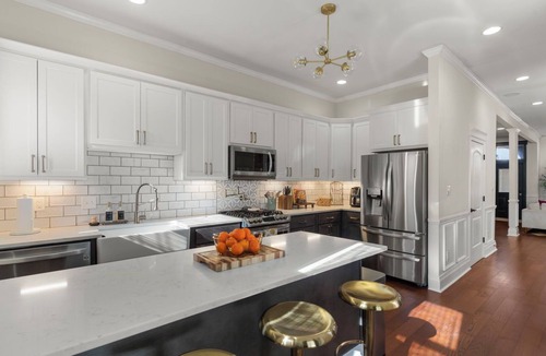 The Gate House | Designer Home + Hot Tub + EV Walk to Topgolf