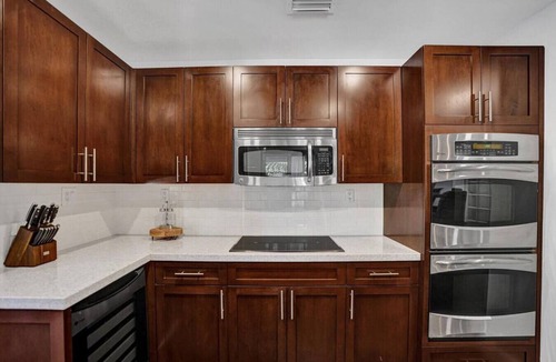Imperial Point House | Designer Home - Private Pool & BBQ - 1.5mi to Beach