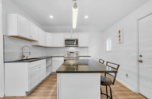 Mexicantown - Southwest Detroit Apartment | Detroit 3BR in Mexicantown | Sleeps 7 + WiFi
