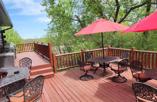 Baraboo Cabin | Devil’s Lake 5BR Log Cabin w/Fireplace - Near Wisconsin Dells