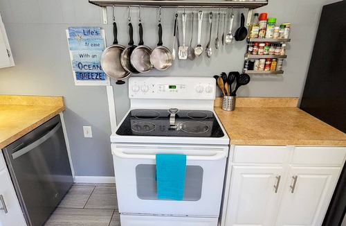 Edisto Island House | Directly across from the beach! Partial Ocean View. Sleeps 10 in beds! CLEAN