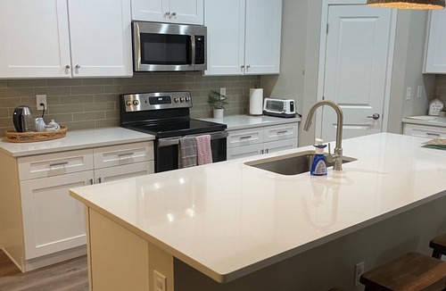 Nokomis House | Discount for 30+day stays, fast Wi-Fi, work desk! Pet friendly! Close to beaches
