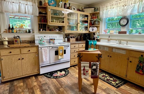 Creston House | Discount Summer Stays! Cozy, Family Friendly Riverside Farmhouse on Acreage!