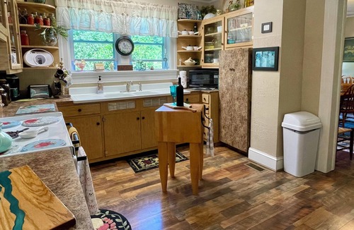 Creston House | Discount Summer Stays! Cozy, Family Friendly Riverside Farmhouse on Acreage!