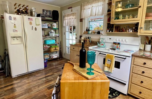 Creston House | Discount Summer Stays! Cozy, Family Friendly Riverside Farmhouse on Acreage!