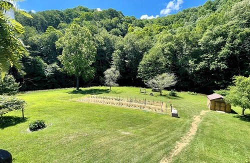 Creston House | Discount Summer Stays! Cozy, Family Friendly Riverside Farmhouse on Acreage!