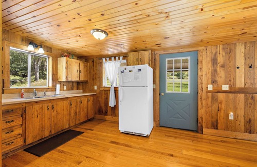 Terra Alta Cabin | Discounted Rates/The Bears Den/Quiet & Secluded/Hot Tub Over Looking the Pond