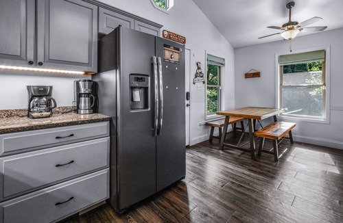 Gatlinburg Cabin | Distiller's Den | Hot Tub, Views, EV, Near Dtwn