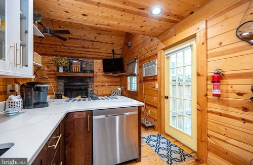 Thayerville Ski Chalet | Dizzy's Den-5 minute walk to lake access-rentals-formerly the "Love Shack"