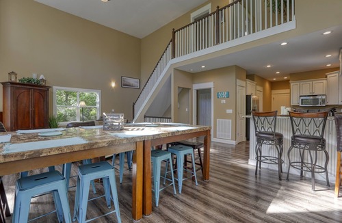 Flat Hollow Marina House | Dock Holiday – Lakefront, Sleeps 19, private dock, private hot tub