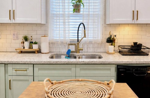 Sans Souci House | Dog friendly! 8 mins to Downtown Bike to trails 10 mins to TR