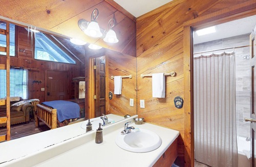 Sautee Nacoochee Cottage | Dog-friendly, cozy cottage retreat withing a 5 minute drive to downtown Helen