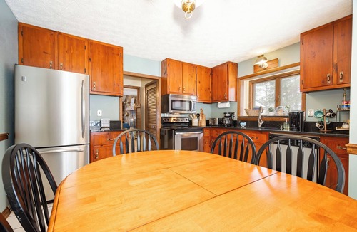 Oakland Cabin | Dog Friendly Cabin in the Woods, Hot Tub & Firepit