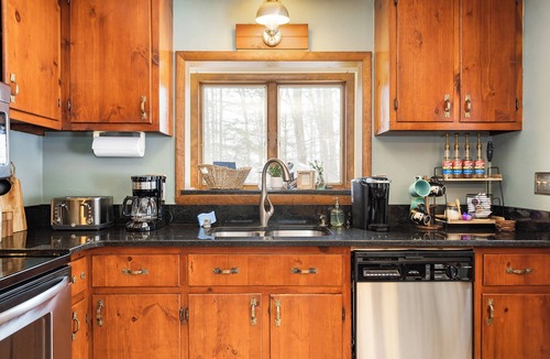 Oakland Cabin | Dog Friendly Cabin in the Woods, Hot Tub & Firepit